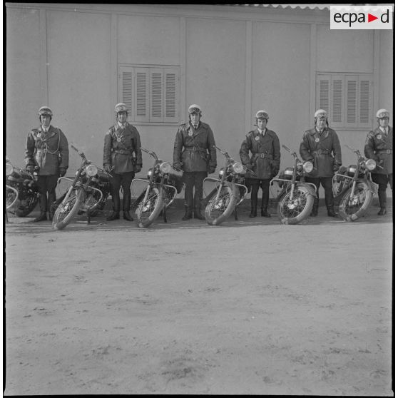 Activités quotidiennes de gendarmes. [Description en cours]