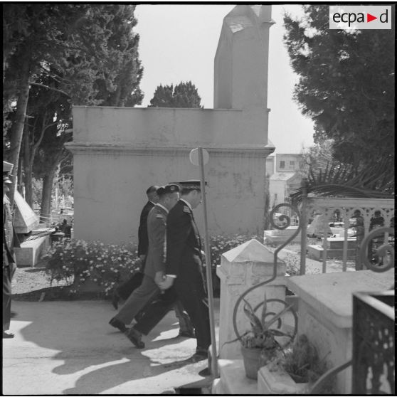 Cérémonie militaire au cimetière Saint-Eugène. [Description en cours]