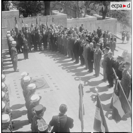 Cérémonie devant le monument aux morts d'Alger. [Description en cours]