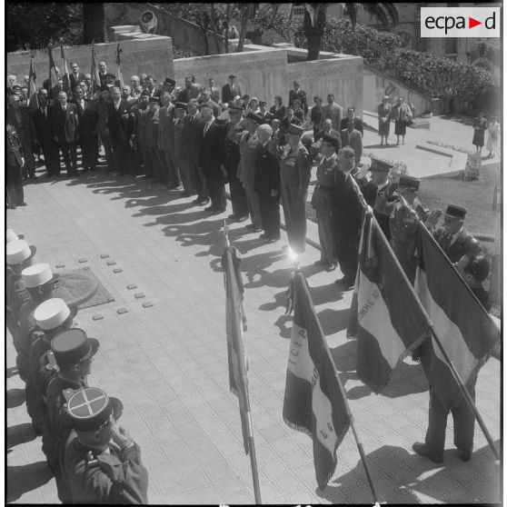 Cérémonie devant le monument aux morts d'Alger. [Description en cours]