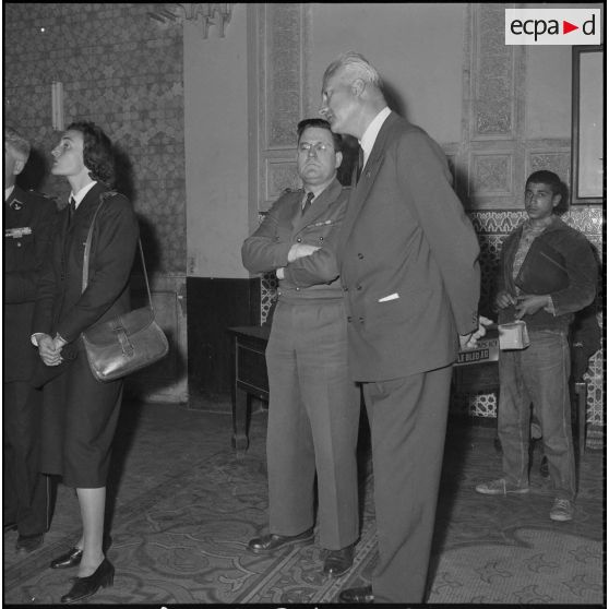 Le prince et la princesse Napoléon au journal Le Bled à Alger. [Description en cours]
