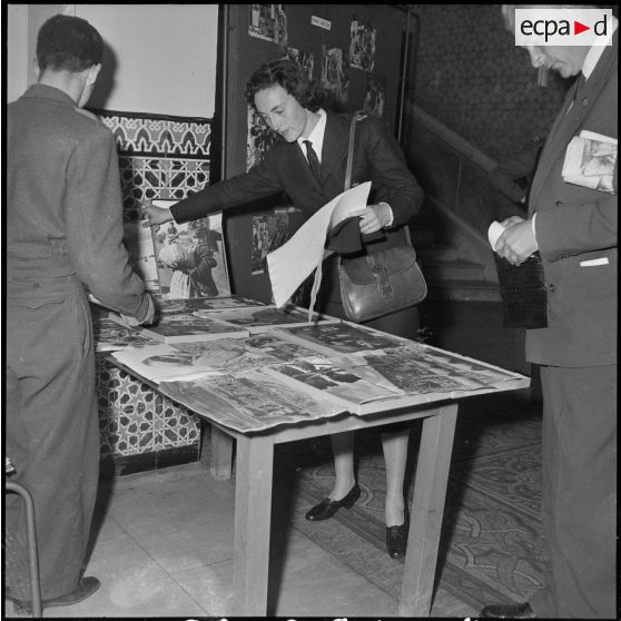Le prince et la princesse Napoléon au journal Le Bled à Alger. [Description en cours]