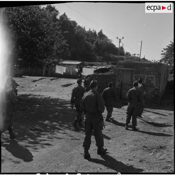 Patrouille avec les UT (unités territoriales) de Saint-Eugène. [Description en cours]