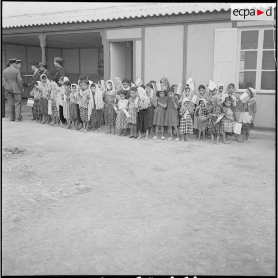 Inauguration d’une école dans le sahel algérois. [Description en cours]