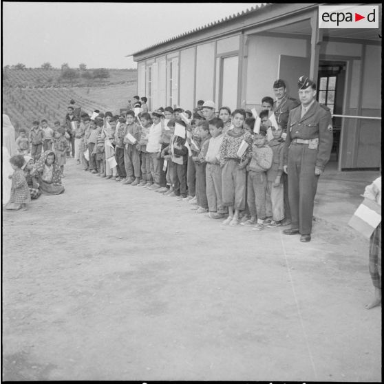 Inauguration d’une école dans le sahel algérois. [Description en cours]