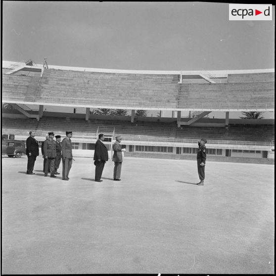 Cérémonie militaire au stade Saint-Eugène d’Alger. [Description en cours]