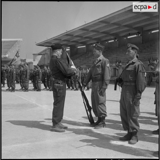 Cérémonie militaire au stade Saint-Eugène d’Alger. [Description en cours]