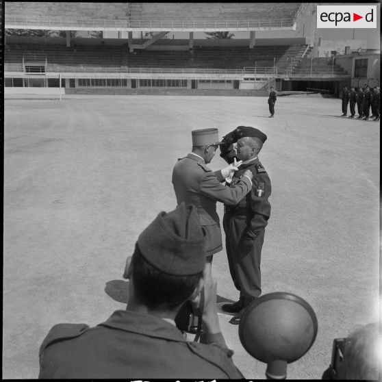 Cérémonie militaire au stade Saint-Eugène d’Alger. [Description en cours]