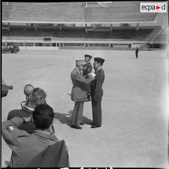 Cérémonie militaire au stade Saint-Eugène d’Alger. [Description en cours]