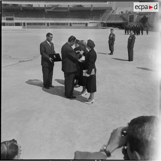 Cérémonie militaire au stade Saint-Eugène d’Alger. [Description en cours]