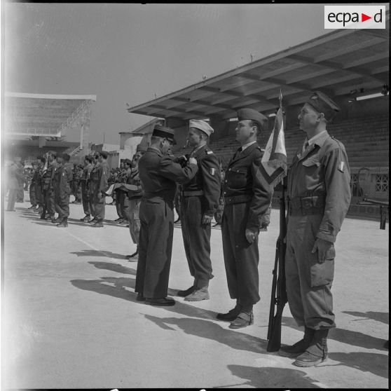 Cérémonie militaire au stade Saint-Eugène d’Alger. [Description en cours]