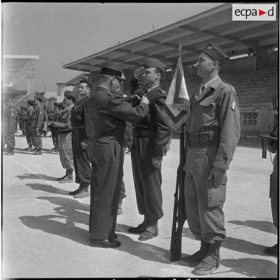Cérémonie militaire au stade Saint-Eugène d’Alger. [Description en cours]