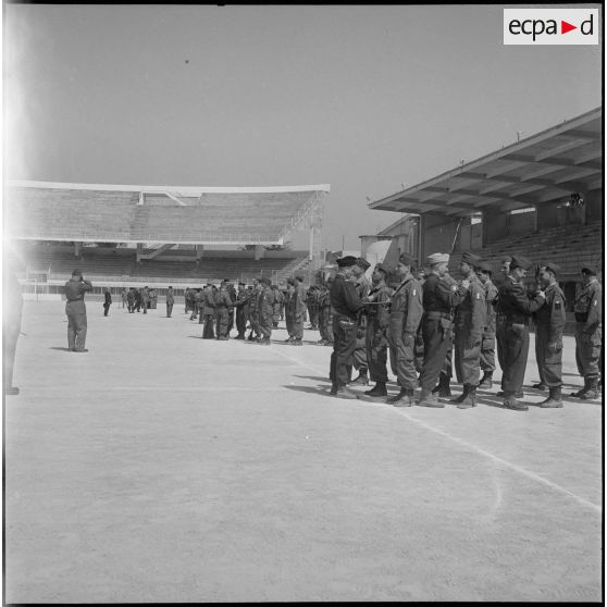 Cérémonie militaire au stade Saint-Eugène d’Alger. [Description en cours]