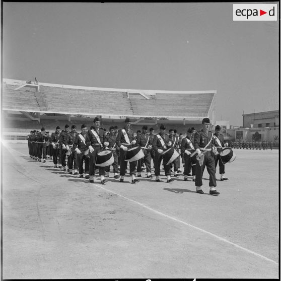 Cérémonie militaire au stade Saint-Eugène d’Alger. [Description en cours]