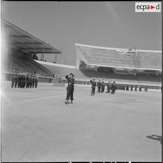 Cérémonie militaire au stade Saint-Eugène d’Alger. [Description en cours]