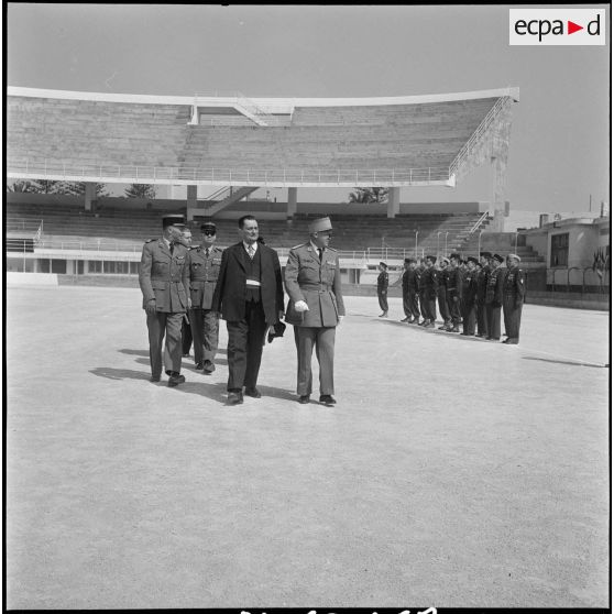 Cérémonie militaire au stade Saint-Eugène d’Alger. [Description en cours]