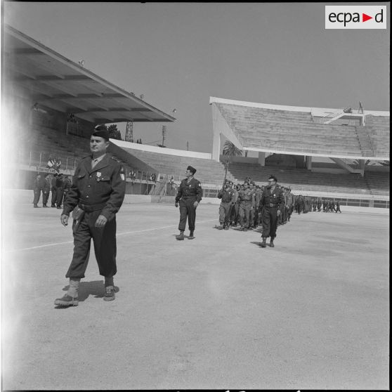 Cérémonie militaire au stade Saint-Eugène d’Alger. [Description en cours]