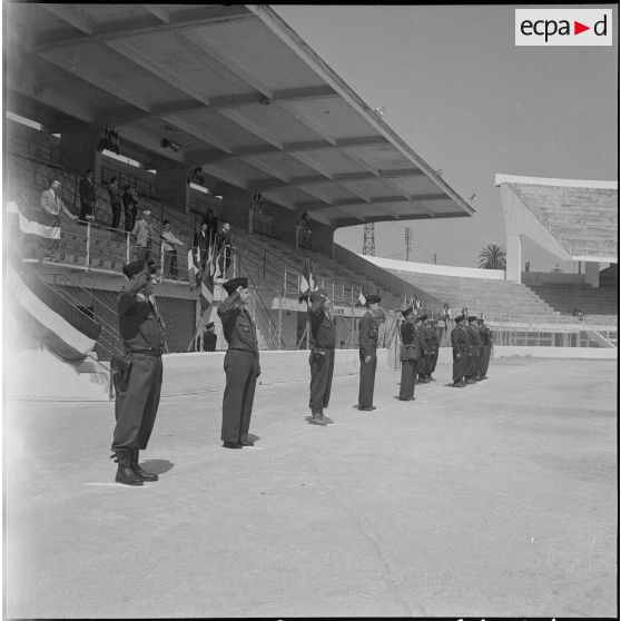 Cérémonie militaire au stade Saint-Eugène d’Alger. [Description en cours]