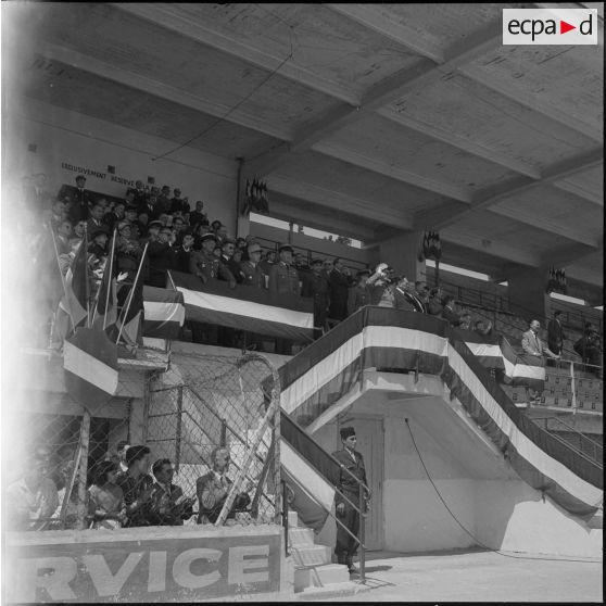 Cérémonie militaire au stade Saint-Eugène d’Alger. [Description en cours]