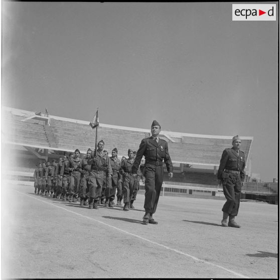 Cérémonie militaire au stade Saint-Eugène d’Alger. [Description en cours]
