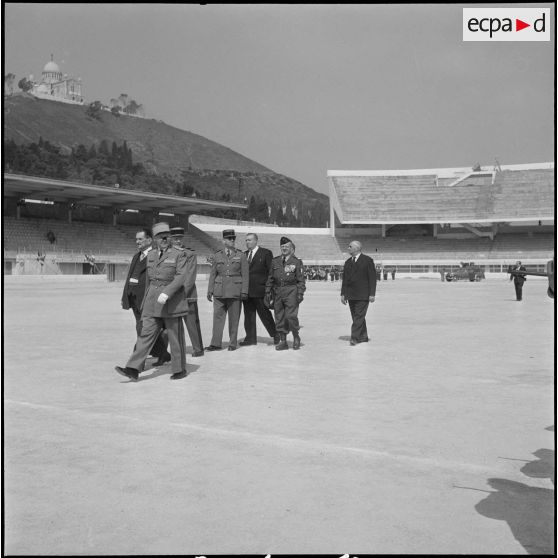 Cérémonie militaire au stade Saint-Eugène d’Alger. [Description en cours]