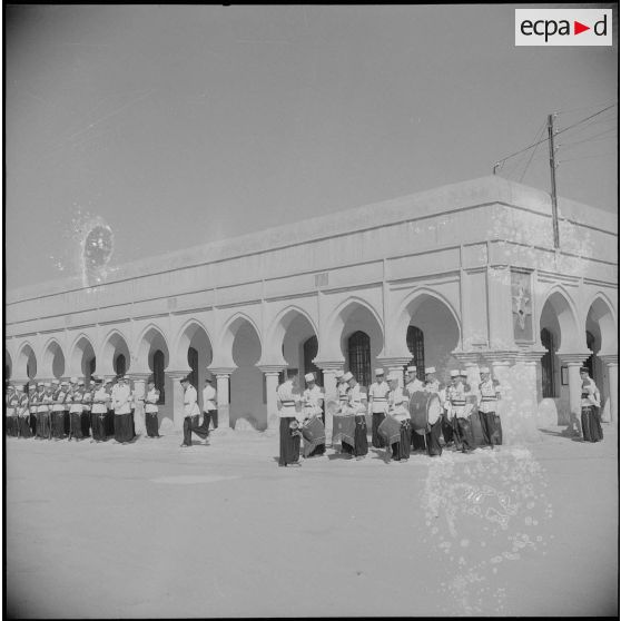 Cérémonie militaire à Laghouat. [Description en cours]