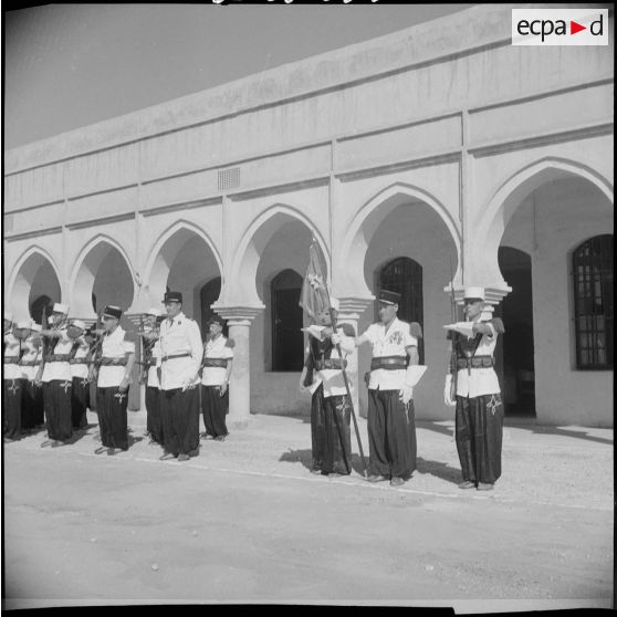 Cérémonie militaire à Laghouat. [Description en cours]