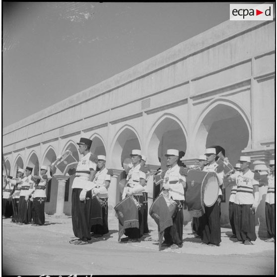 Cérémonie militaire à Laghouat. [Description en cours]