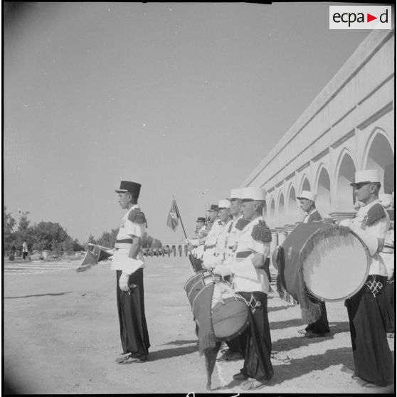 Cérémonie militaire à Laghouat. [Description en cours]
