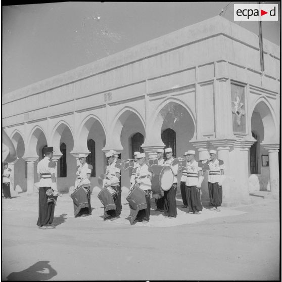 Cérémonie militaire à Laghouat. [Description en cours]