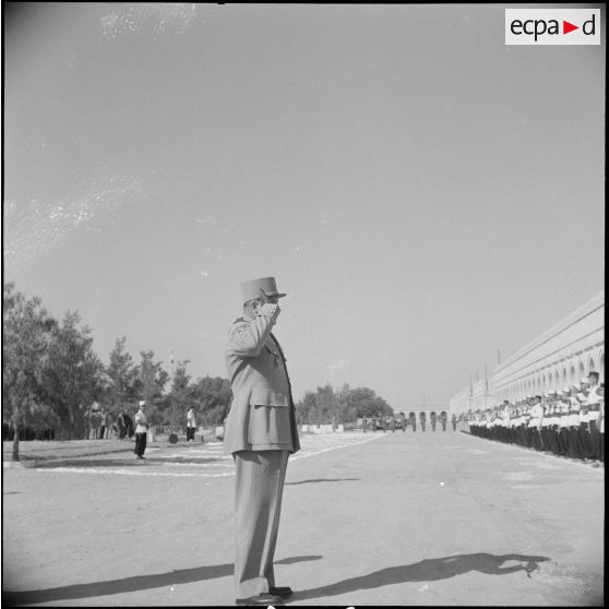 Cérémonie militaire à Laghouat. [Description en cours]