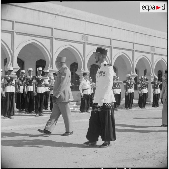 Cérémonie militaire à Laghouat. [Description en cours]