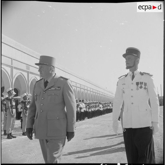 Cérémonie militaire à Laghouat. [Description en cours]