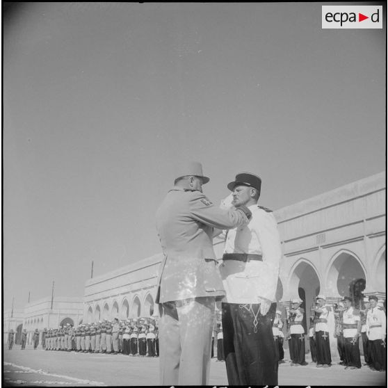 Cérémonie militaire à Laghouat. [Description en cours]