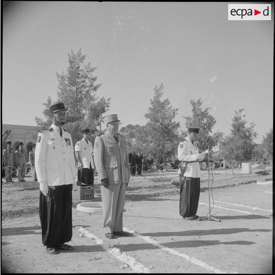 Cérémonie militaire à Laghouat. [Description en cours]