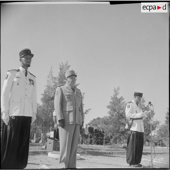 Cérémonie militaire à Laghouat. [Description en cours]
