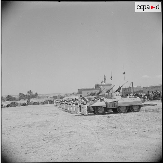 Cérémonie militaire à Ghardaiä. [Description en cours]