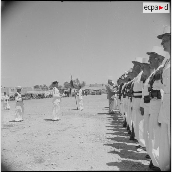 Cérémonie militaire à Ghardaiä. [Description en cours]