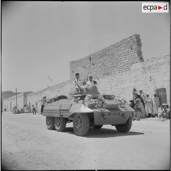 Cérémonie militaire à Ghardaiä. [Description en cours]