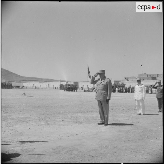 Cérémonie militaire à Ghardaiä. [Description en cours]