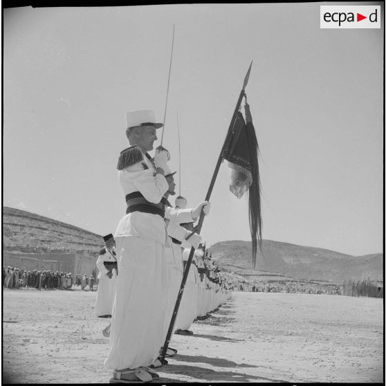 Cérémonie militaire à Ghardaiä. [Description en cours]