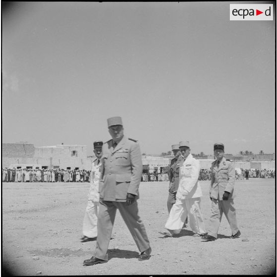 Cérémonie militaire à Ghardaiä. [Description en cours]