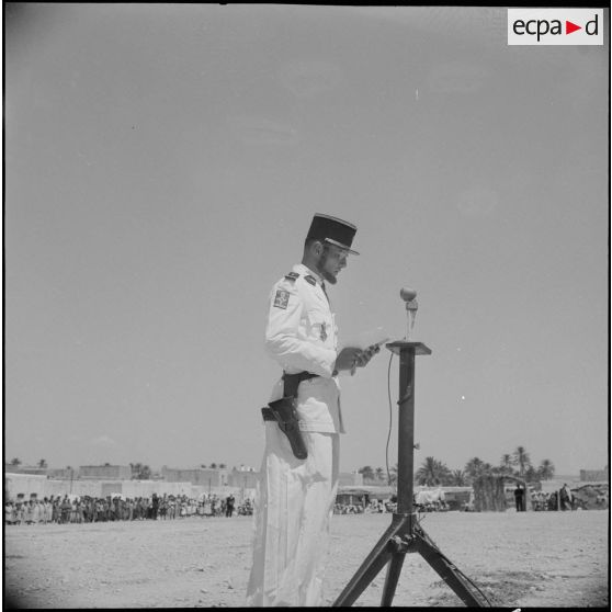 Cérémonie militaire à Ghardaiä. [Description en cours]