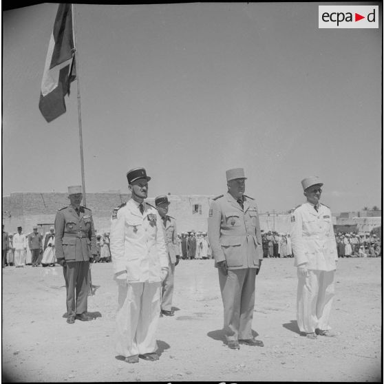Cérémonie militaire à Ghardaiä. [Description en cours]
