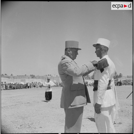 Cérémonie militaire à Ghardaiä. [Description en cours]