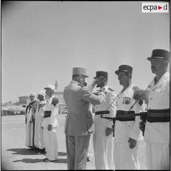 Cérémonie militaire à Ghardaiä. [Description en cours]