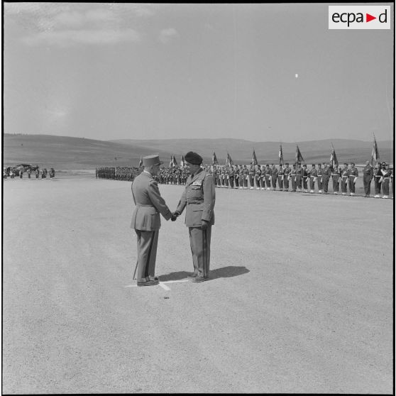 Départ du général Robert Loth du Constantinois. [Description en cours]