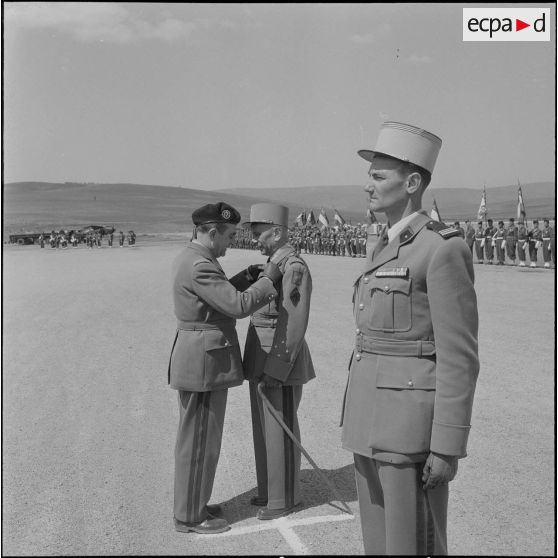 Départ du général Robert Loth du Constantinois. [Description en cours]
