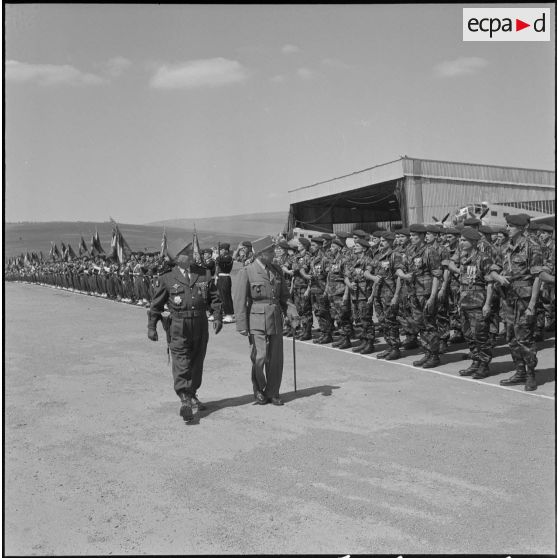 Départ du général Robert Loth du Constantinois. [Description en cours]