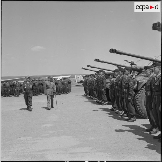 Départ du général Robert Loth du Constantinois. [Description en cours]